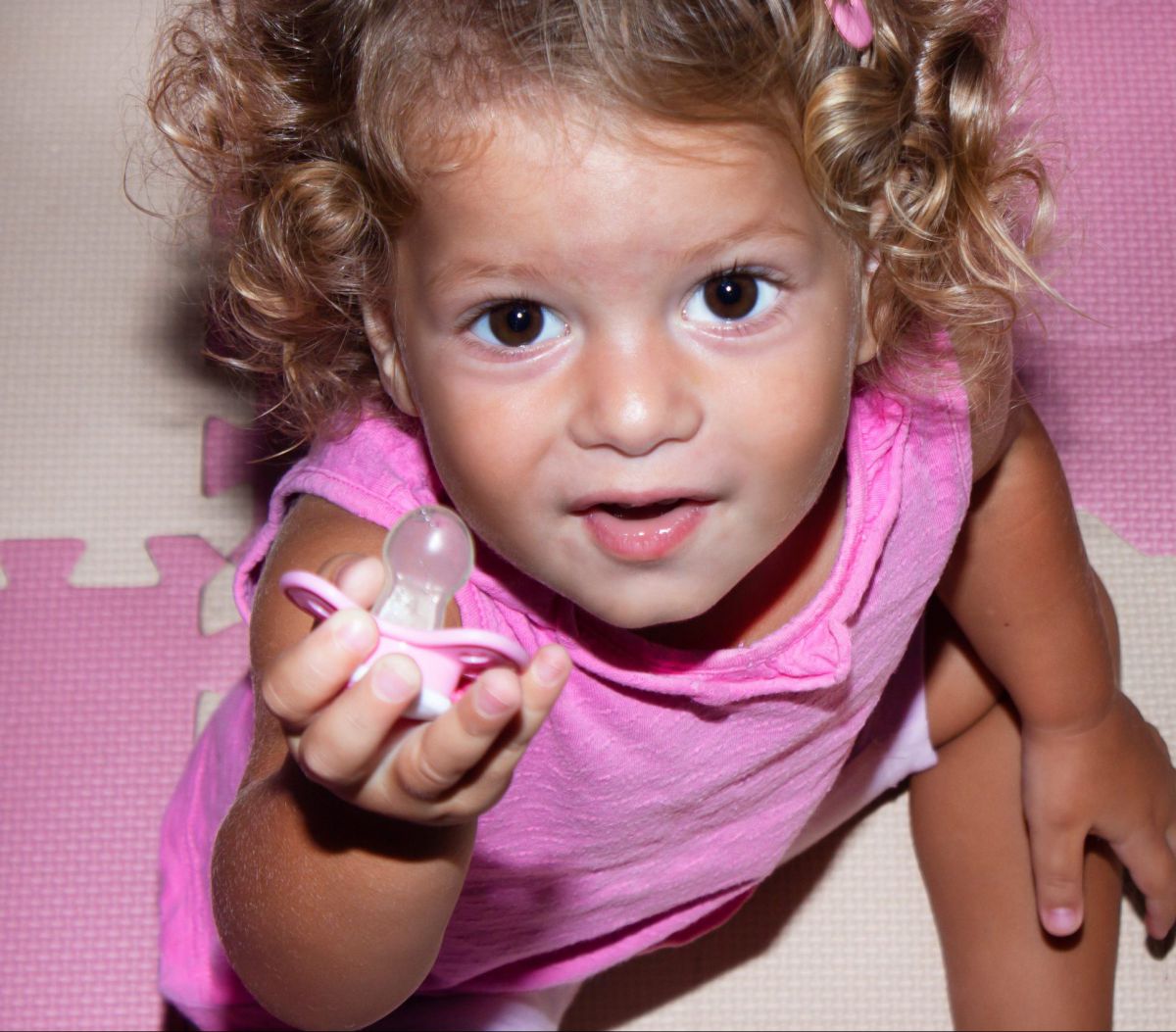 הצילום גילה: תינוקת שאפה מוצץ וכמעט נחנקה למוות