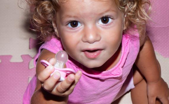 הצילום גילה: תינוקת שאפה מוצץ וכמעט נחנקה למוות