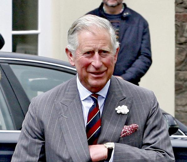 עסקים כרגיל: המלך צ'רלס בהופעה פומבית ראשונה