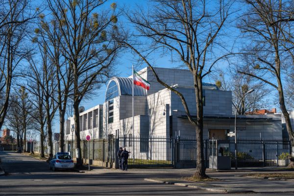 לפני שעזבו: דיפלומטים איראנים השמידו מסמכים