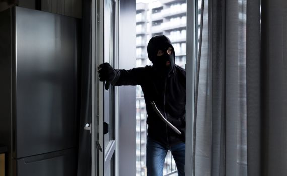 חשד לשוד בבית כנסת: רעולי פנים איימו על מתפלל