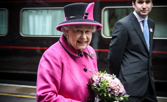 לקראת הלוויית המלכה: מנהיגי העולם בדרך ללונדון