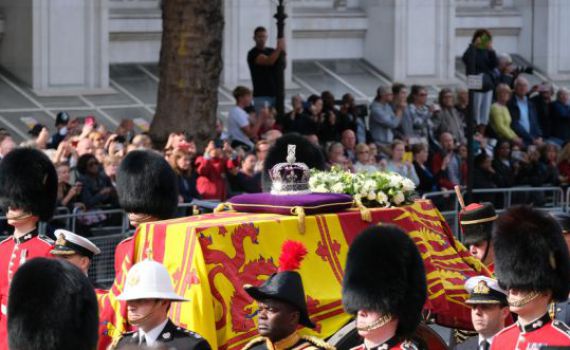 המלכה הובאה למקום קבורתה הסופי בווינדזור