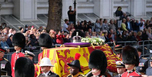 המלכה הובאה למקום קבורתה הסופי בווינדזור