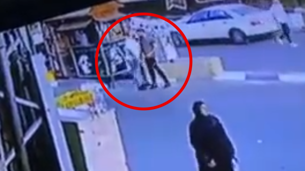 "פאודה", גרסת המציאות: מסתערבים במעצר מבוקש