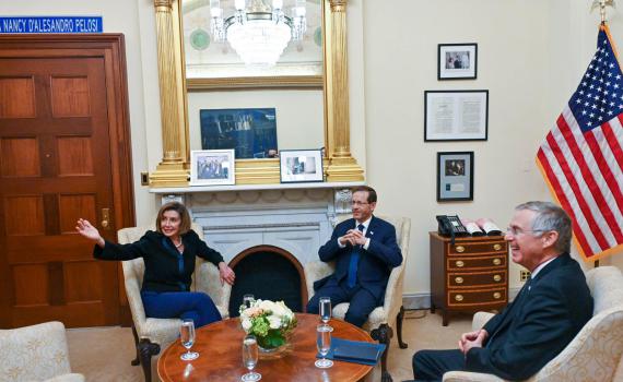 הרצוג נפגש עם יו"רית בית הנבחרים ננסי פלוסי