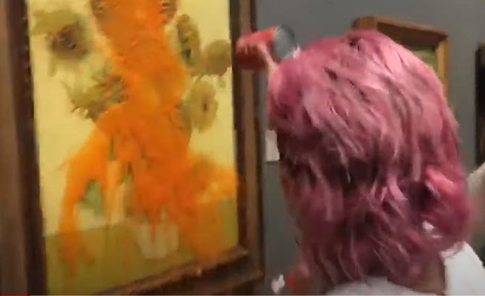 צפו: שפכו מרק עגבניות על יצירה בשווי 84 מיליון דולר