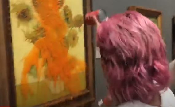 צפו: שפכו מרק עגבניות על יצירה בשווי 84 מיליון דולר