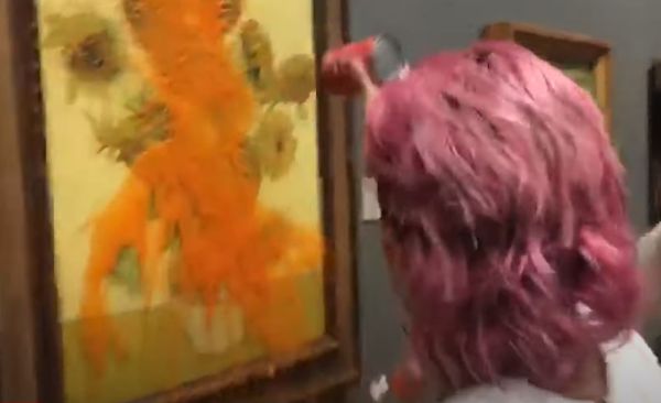 צפו: שפכו מרק עגבניות על יצירה בשווי 84 מיליון דולר