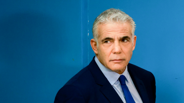 לפיד פונה בבקשה לנתניהו: "ביבי, אל תעשה את זה"