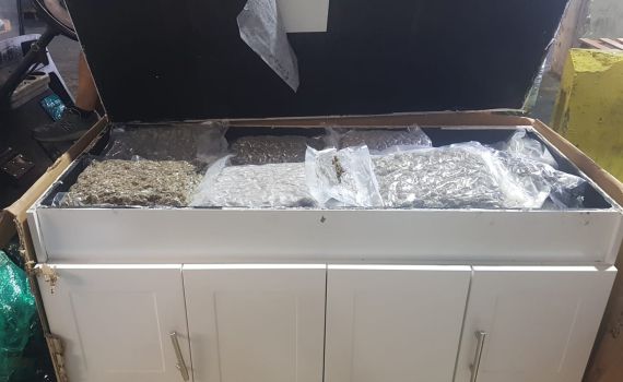 ניסו להבריח 21 ק"ג קנאביס בתחתית של ארונות מטבח