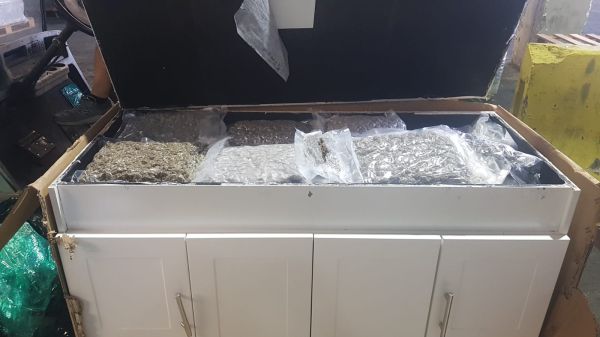 ניסו להבריח 21 ק"ג קנאביס בתחתית של ארונות מטבח