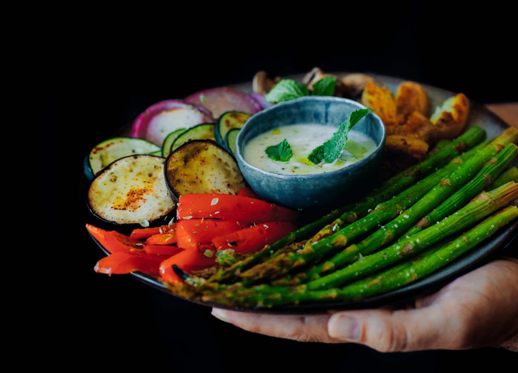 ירקות צלויים במטבל יוגורט ונענע