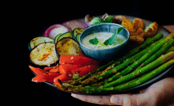 ירקות צלויים במטבל יוגורט ונענע