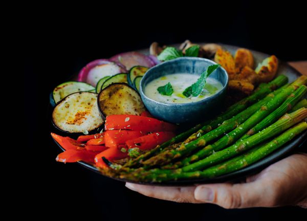 ירקות צלויים במטבל יוגורט ונענע