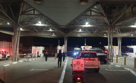 צומת אל חאדר: חשוד נורה ברגלו לאחר שתקף חייל