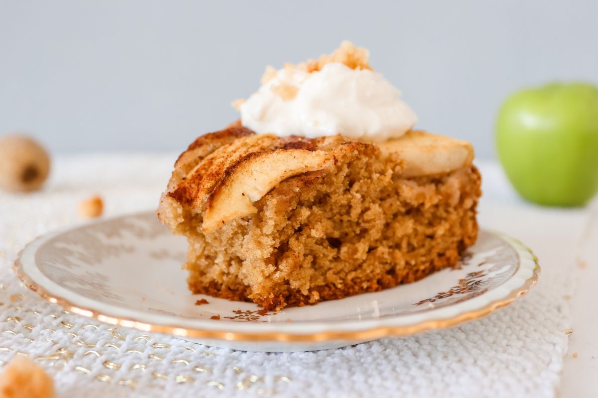 יאמי: עוגת קראמבל תפוחים טבעונית