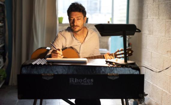 נדב הולנדר בשיר חדש: "חור שחור"