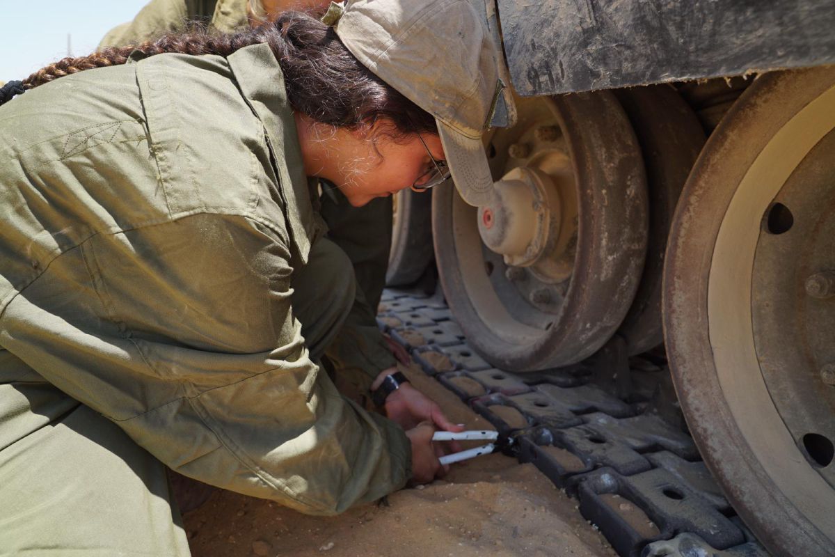 צה"ל דוחה את שירות הנשים בשריון ובחי"ר
