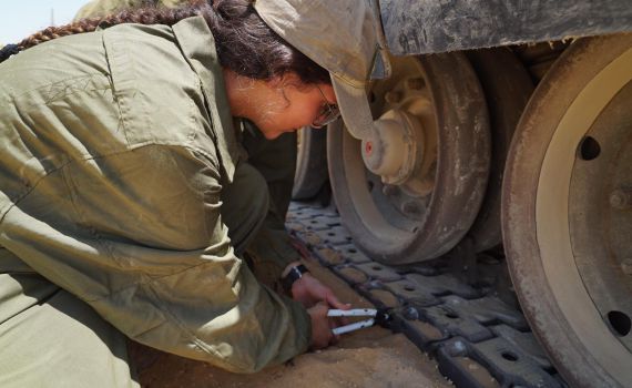 צה"ל דוחה את שירות הנשים בשריון ובחי"ר