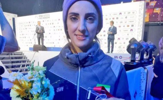 איראן: ספורטאית התחרתה בלי חיג'אב ו"נעלמה"