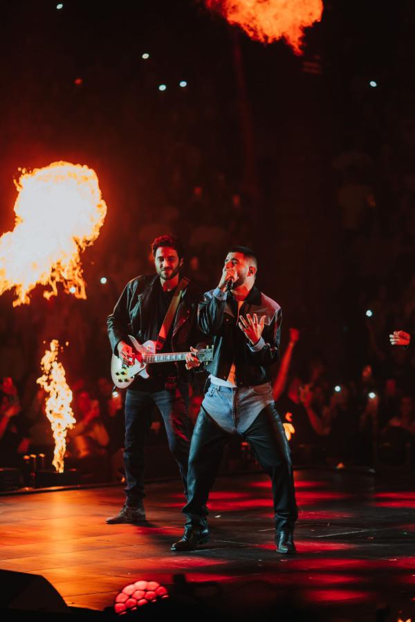 מרגש: עדן חסון אירח בהופעתו ילדים שעברו חרם