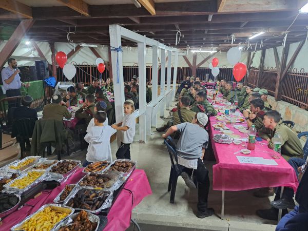 תושבי בית אל פינקו את הלוחמים שחיסלו מחבל