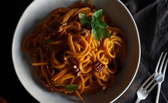 פסטה עם רוטב דלעת ואגוזי פקאן מקורמלת עם צ'ילי