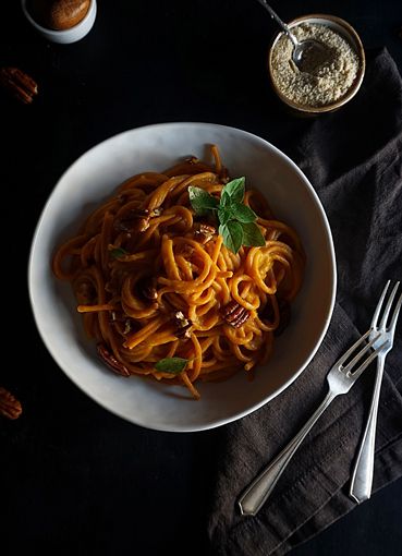 פסטה עם רוטב דלעת ואגוזי פקאן מקורמלת עם צ'ילי