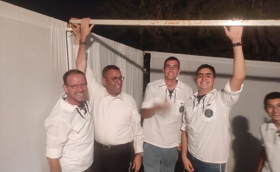 משה ליאון ובני עקיבא במיזם בונים סוכה ביחד
