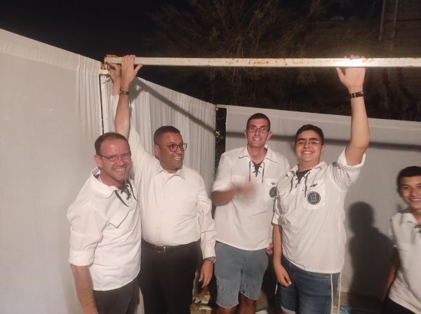 משה ליאון ובני עקיבא במיזם בונים סוכה ביחד
