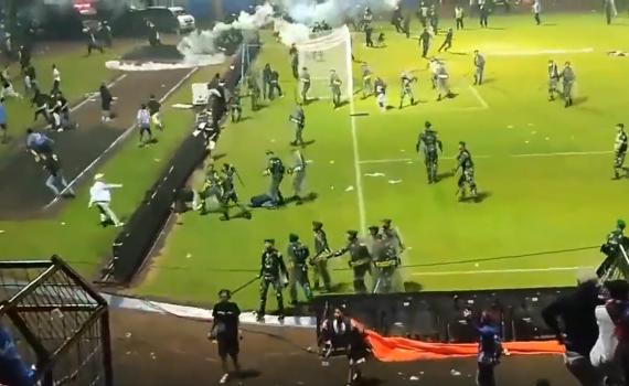 טרגדיה באינדונזיה: 129 נהרגו במהומת כדורגל
