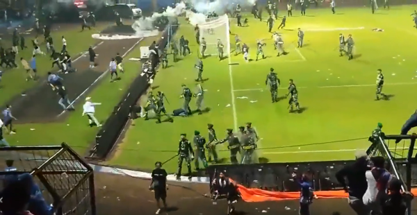 טרגדיה באינדונזיה: 129 נהרגו במהומת כדורגל