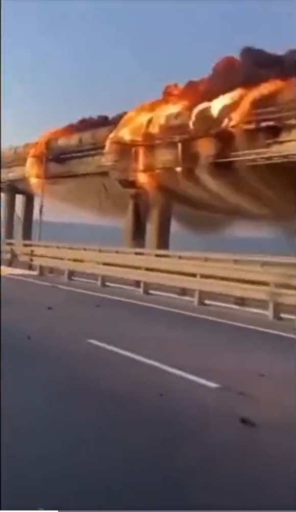 מכה לרוסים: פוצץ הגשר המחבר בין קרים לרוסיה