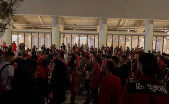 אוהדי כדורגל מתפרעים נעצרו מחוץ לבלומפילד