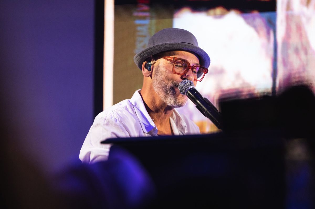 מתחזק? רמי קליינשטיין מכסה את הראש בהופעה