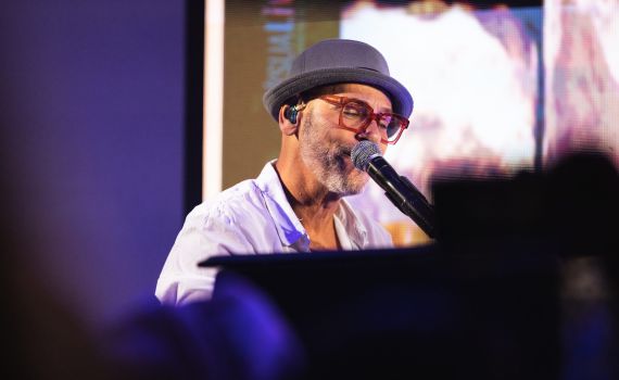 מתחזק? רמי קליינשטיין מכסה את הראש בהופעה