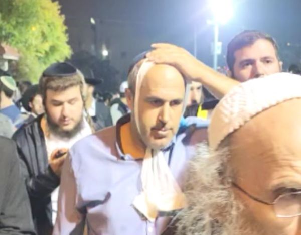הרב שמואל אליהו הותקף על ידי חסידי ברלנד