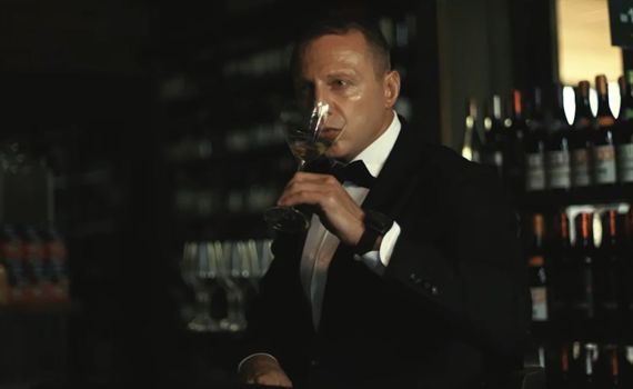 משעשע: השר יואל רזבוזוב מחקה את ג'יימס בונד. צפו