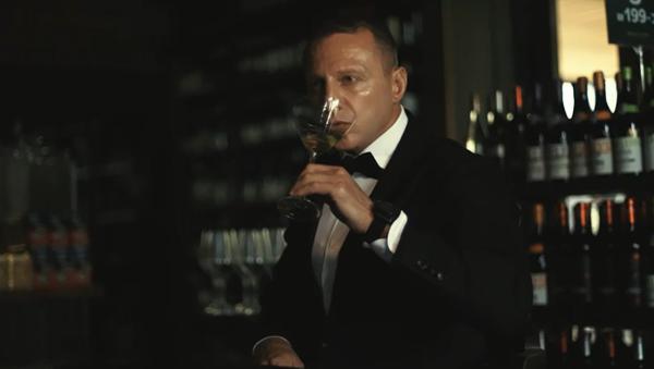 משעשע: השר יואל רזבוזוב מחקה את ג'יימס בונד. צפו