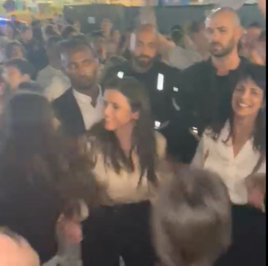 חזרה למגזר: צפו באיילת שקד מפזזת בהקפות שניות