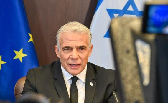 לפיד פועל לקדם הסכם שמפלה את יהודה ושומרון