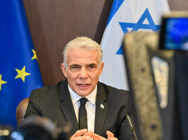 לפיד פועל לקדם הסכם שמפלה את יהודה ושומרון