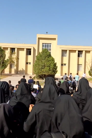 מחסום הפחד נשבר: הסרטון הנדיר של התלמידות באיראן