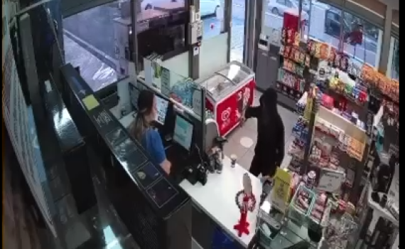 נכנס לחנות נוחות, איים ושדד באמצעות גרזן | תיעוד