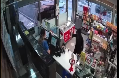 נכנס לחנות נוחות, איים ושדד באמצעות גרזן | תיעוד