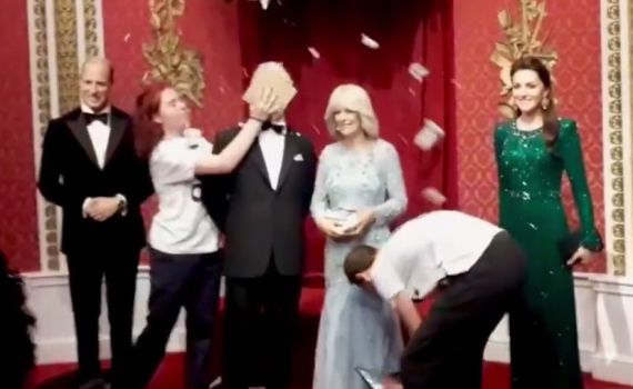 שוב מחאה במוזיאון: ריסקו עוגה על הפרצוף של המלך