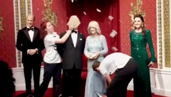 שוב מחאה במוזיאון: ריסקו עוגה על הפרצוף של המלך