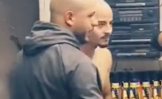 צפו: צעירים מגלחים את ראשם כדי להגן על המחבל