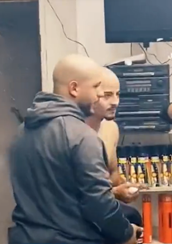 צפו: צעירים מגלחים את ראשם כדי להגן על המחבל